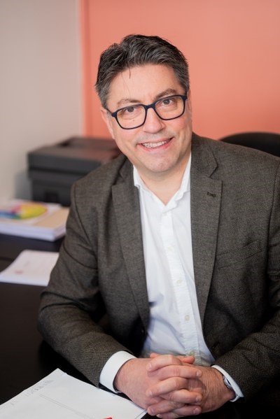 Jérôme, conseiller en gestion de patrimoine GR Assurances, dans son bureau